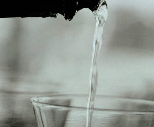 水とコップ