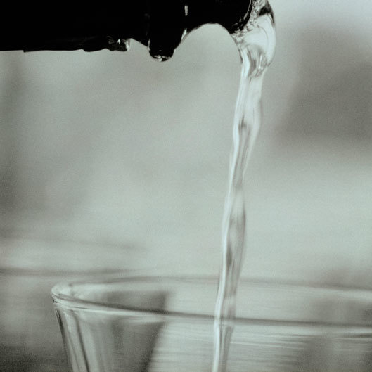 水とコップ